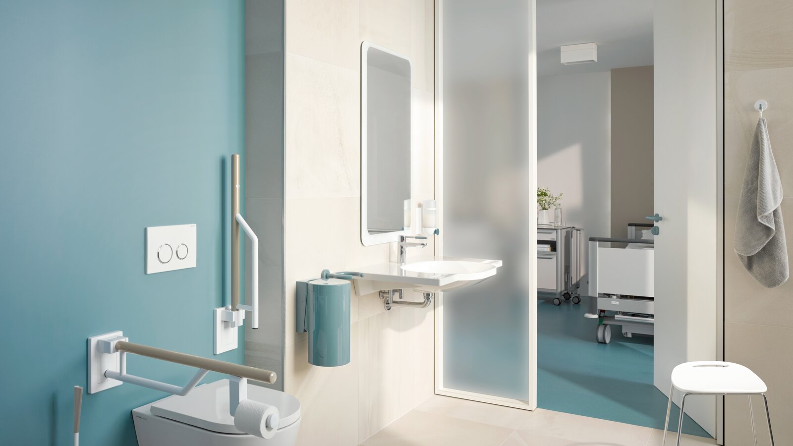 Patientenbad mit barrierefreien Produkten der HEWI Serie 800K mit Blick durch die Badtür ins Patientenzimmer