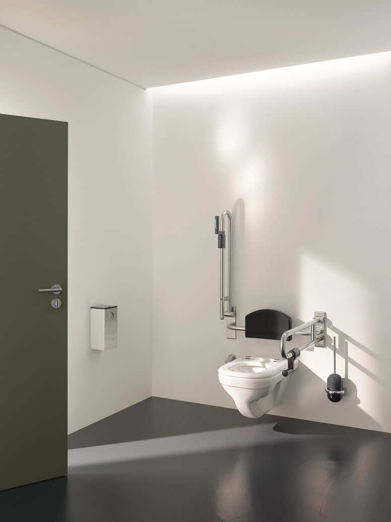 HEWI barrierefreies WC Barrierefreies WC im öffentlichen Bereich ausgestattet mit Stützklappgriffen, Rückenstütze und WC-Bürste